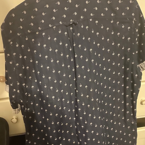 Medium button down - Picture 2 of 2